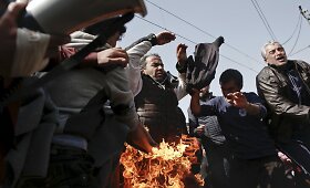 Migrantai Idomeni stovykloje i&scaron; nevilties bando pasidegti
