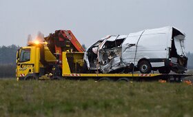 Prancūzijoje mikroautobusui susidūrus su sunkvežimiu žuvo 12 žmonių