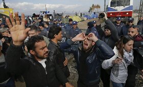 Migrantai blokuoja geležinkelį Graikijos ir Makedonijos pasienyje