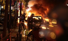 Paryžiuje tęsiasi demonstrantų ir policijos susirėmimai