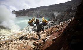 Prie Indonezijos ugnikalnio kraterio sierą renkantys vyrai uždirba centus