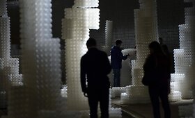 Perdirbtos plastmasės kamuoliukų instaliacija požeminėje troleibusų stotyje Va&scaron;ingtone
