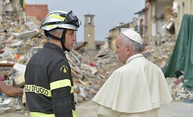Popiežius netikėtai apsilankė nuo žemės drebėjimo nukentėjusiame Amatričės miestelyje