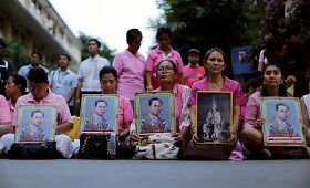 Tailandiečiai gedi po ilgos ligos mirusio mylimo monarcho Bhumibolo Adulyadejo