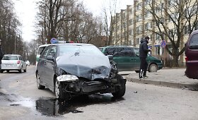 Kaune prie&scaron; eismą i&scaron;lėkė &bdquo;Seat&ldquo; vairuotoja ir kaktomu&scaron;a rėžėsi į mikroautobusą
