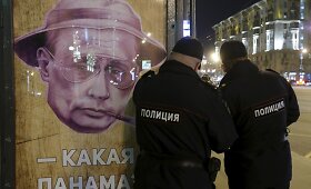 Plakatas vie&scaron;ojo transporto stotelėje Maskvoje