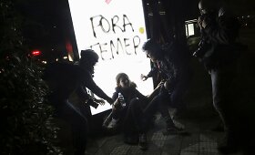 Gatvėse aplink Kongresą protestavo keliasde&scaron;imt D.Rousseff &scaron;alininkų