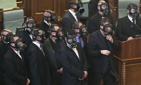 Kosovo parlamente opozicijos nariai protestuodami paleido a&scaron;arines dujas