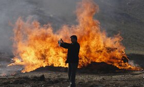 Afganistane buvo sudeginti sulaikyti 18 tonų narkotikų