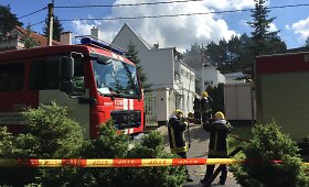 Vilniuje, Nugalėtojų gatvėje, užsidegė namo stogas