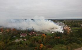 Radvili&scaron;kyje kilusio gaisro vaizdas i&scaron; oro antrąją dieną
