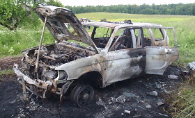 Krok&scaron;lių kaime vyri&scaron;kis sudegino policijos visureigį