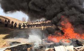 &Scaron;iaurės Dakotoje policija i&scaron;stūmė dėl naftotiekio protestuojančius žmones i&scaron; privačios žemės