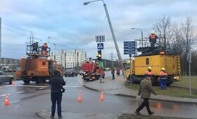 Vilniaus Laisvės prospekte tvarkomas sunkvežimio užkabintas troleibusų kontaktinis tinklas