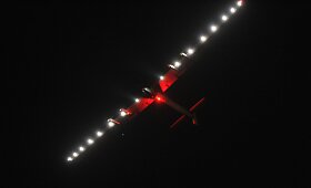 Kinijoje po 20 val. skrydžio nusileido Saulės energija varomas lėktuvas &bdquo;Solar Impulse 2&ldquo;