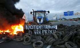 Prancūzijos ūkininkai protesduodami blokuoja kelius