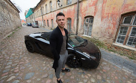 Tatuiruočių meistras Raimundas Mi&scaron;kinis ir jo &bdquo;Lamborghini&ldquo;
