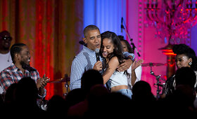 Barackas Obama vie&scaron;ai pasveikino dukrą Malią su 18-uoju gimtadieniu