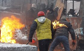 Kijeve atsinaujino intensyvūs susirėmimai, protestuotojai svaido Molotovo kokteilius