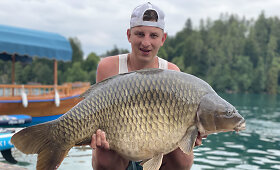 Domininkas Ramonas pagerino savo paties rekordą: sugavo įspūdingo svorio karpį