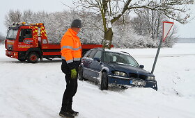 Prie Papalčių rastas į kelio ženklą atsitrenkęs ir paliktas BMW