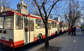 Prie Baltojo tilto dėl nutrūkusio laido sustojo troleibusų eismas