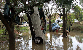 Prancūzijoje po staigaus potvynio automobilių teko ie&scaron;koti tarp medžių