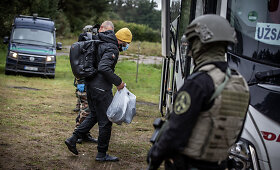 Rūdninkų stovyklos migrantai i&scaron;vežami į Kybartus