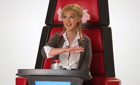 Christina Aguilera reklamoje parodijavo garsias savo koleges