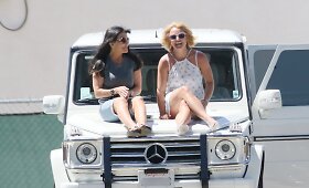 Britney Spears sūnaus futbolo varžybas stebėjo sėdėdama ant automobilio kapoto
