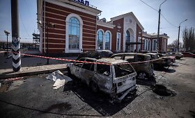 Rusai tęsia karinius veiksmus prie&scaron; Ukrainos civilius: raketomis atakuota Kramatorsko geležinkelio stotis