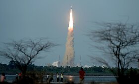 Galingiausia Indijos raketa &bdquo;GSLV Mk III&ldquo; pakilo į kosmosą