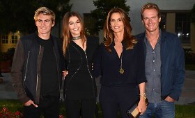 Cindy Crawford &scaron;eima filmo &bdquo;Sister Cities&ldquo; premjeroje
