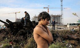 Serbijoje įstrigę ir pagalbos atsisakę migrantai net ėmus &scaron;alti glaudžiasi apleistame sandėlyje 