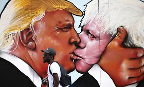 Donaldo Trumpo ir Boriso Johnsono bučinio pie&scaron;inys Bristolyje
