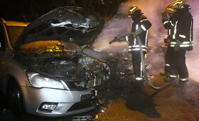 Panevėžyje sudegė trys automobiliai