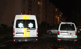 Panevėžyje siautėjęs daugiabučio gyventojas i&scaron; penkto auk&scaron;to mėtė daiktus
