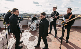 Rafailas Karpis ir Jokūbas Bareikis ant Vilniaus stogų sugrojo &bdquo;The Beatles&ldquo; dainas