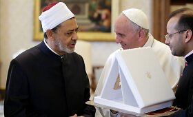 Popiežius susitiko su auk&scaron;čiausiu pasaulio sunitų dvasiniu vadovu Vatikane
