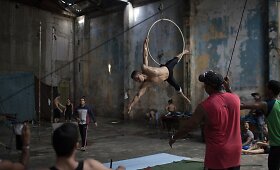 Jaunieji Kubos cirko artistai treniruojasi apleistame kino teatre
