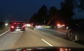 Sekmadienio vakarą automagistralėje Klaipėda&ndash;Kaunas eismą sustabdė spūstis