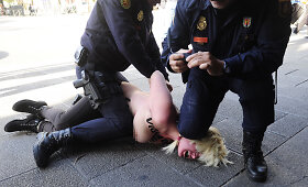 &bdquo;Femen&ldquo; protestas prie&scaron; Ispanijos vidaus reikalų ministrą Jorge Fernandezą Diazą