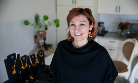 Živilė Bružienė ir jos rankų darbo žvakės bei papuo&scaron;alai su gintaru