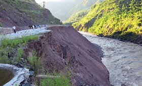 Pakistane potvyniai ir žemės nuo&scaron;liaužos nusine&scaron;ė mažiausiai 200 gyvybių 