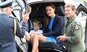 Princas Williamas ir hercogienė Catherine aerodrome apsilankė kartu su sūnumi