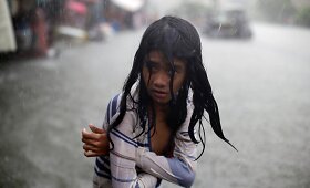 Taifūno atne&scaron;tos liūtys užtvindė Filipinų gatves