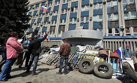 Luhanske prorusi&scaron;ki protestuotojai pastatė barikadas prie saugumo būstinės pastato