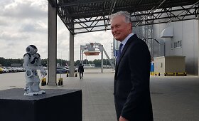 SBA gamykloje Prezidentą G.Nausėdą pasitiko robotas