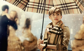 Kalėdinė &bdquo;Burberry&ldquo; reklama &ndash; su Davido ir Victorios Beckhamų sūnumi Romeo