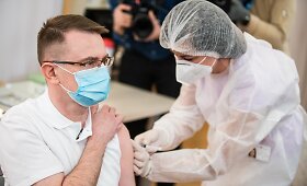 Sveikatos ministras Arūnas Dulkys pasiskiepijo &bdquo;AstraZeneca&ldquo; vakcina